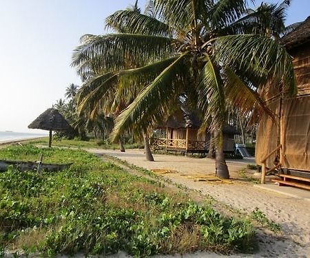 Barry'S Beach Resort Mkwaja Exteriör bild