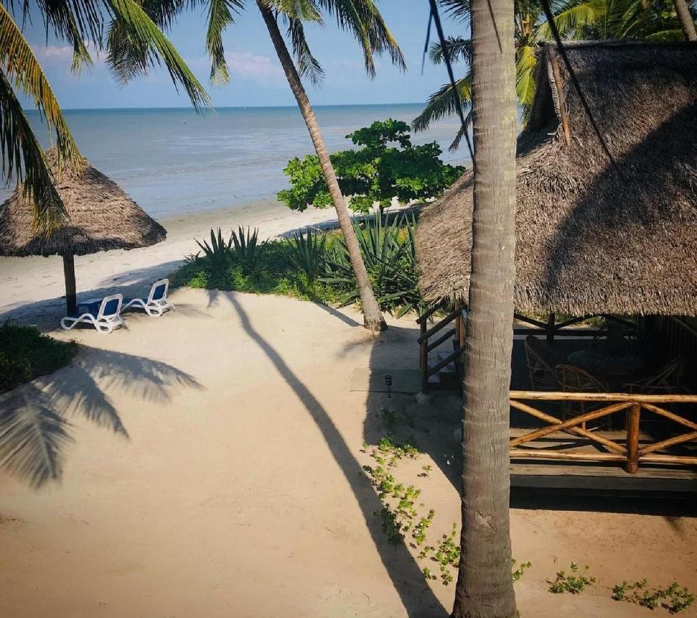 Barry'S Beach Resort Mkwaja Exteriör bild