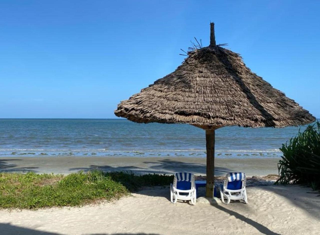 Barry'S Beach Resort Mkwaja Exteriör bild
