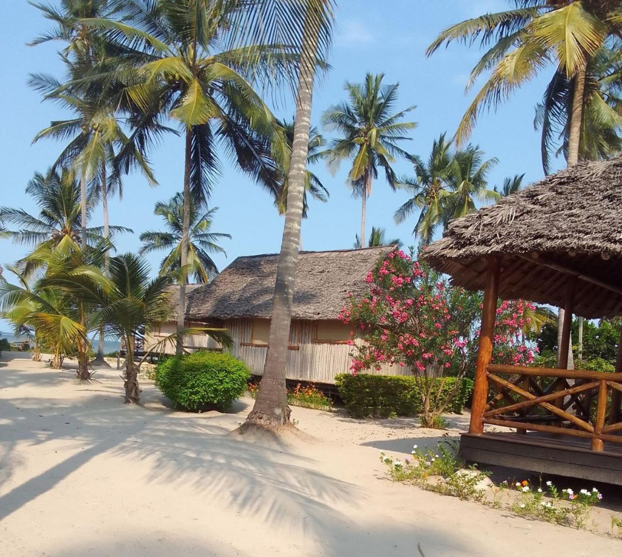 Barry'S Beach Resort Mkwaja Exteriör bild