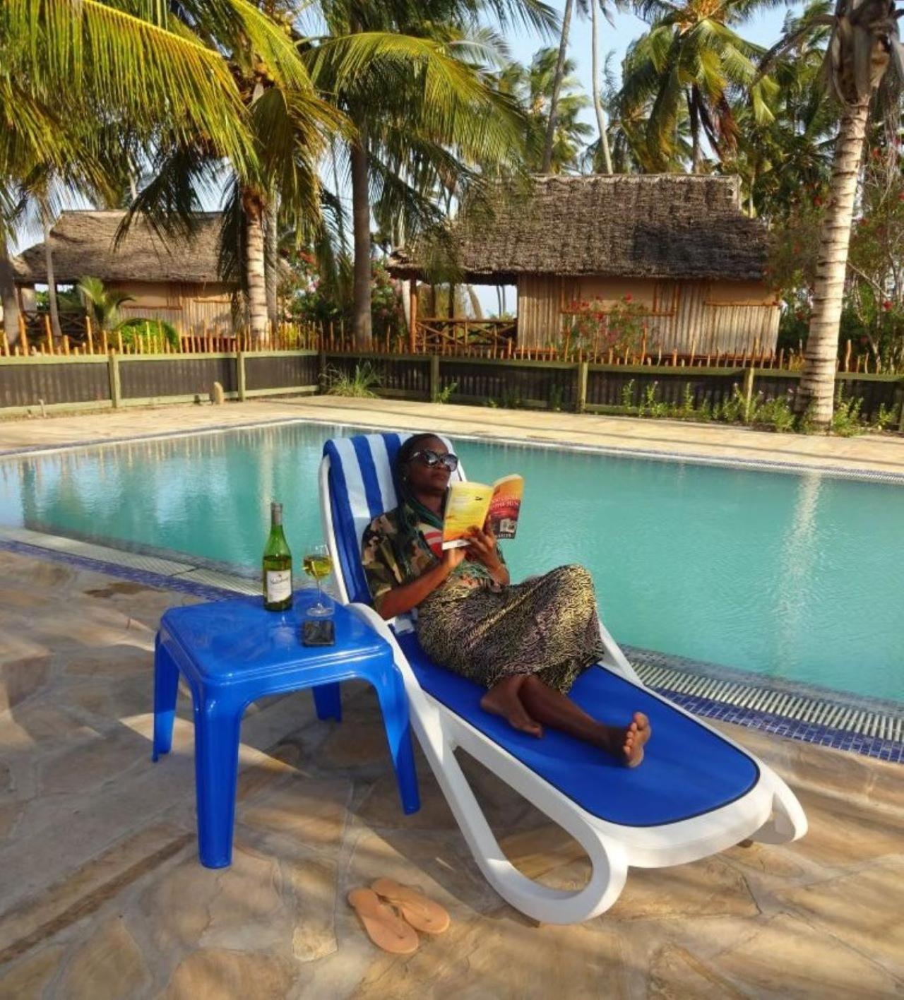 Barry'S Beach Resort Mkwaja Exteriör bild
