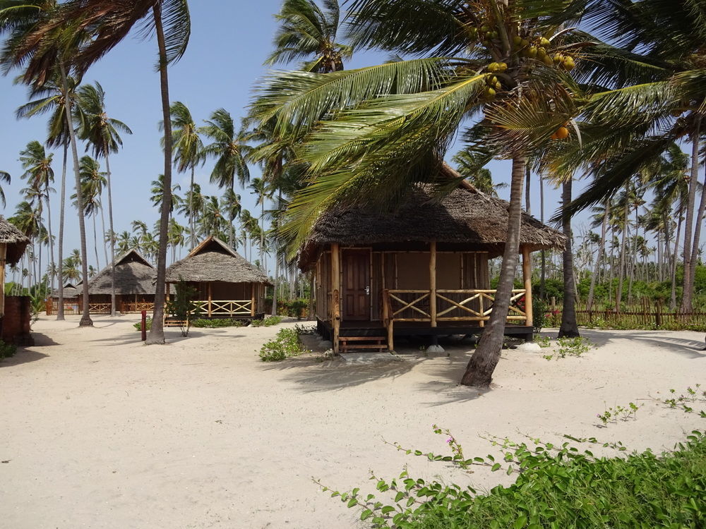 Barry'S Beach Resort Mkwaja Exteriör bild